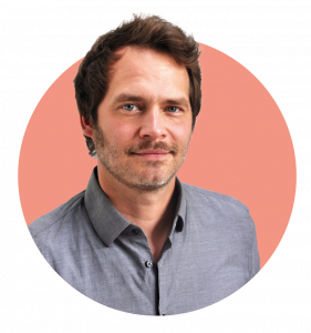 Hier sehen Sie ein Bild von Daniel Sangel auf farbigem Hintergrund.