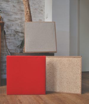 Hier sehen Sie Schallabsorber zur Befestigung an der Wand in Grau, Rot und Braun.