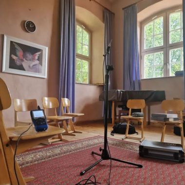 Hier sehen Sie den Musikraum einer Schule, mit Messinstrumenten von akustik.inklusiv.